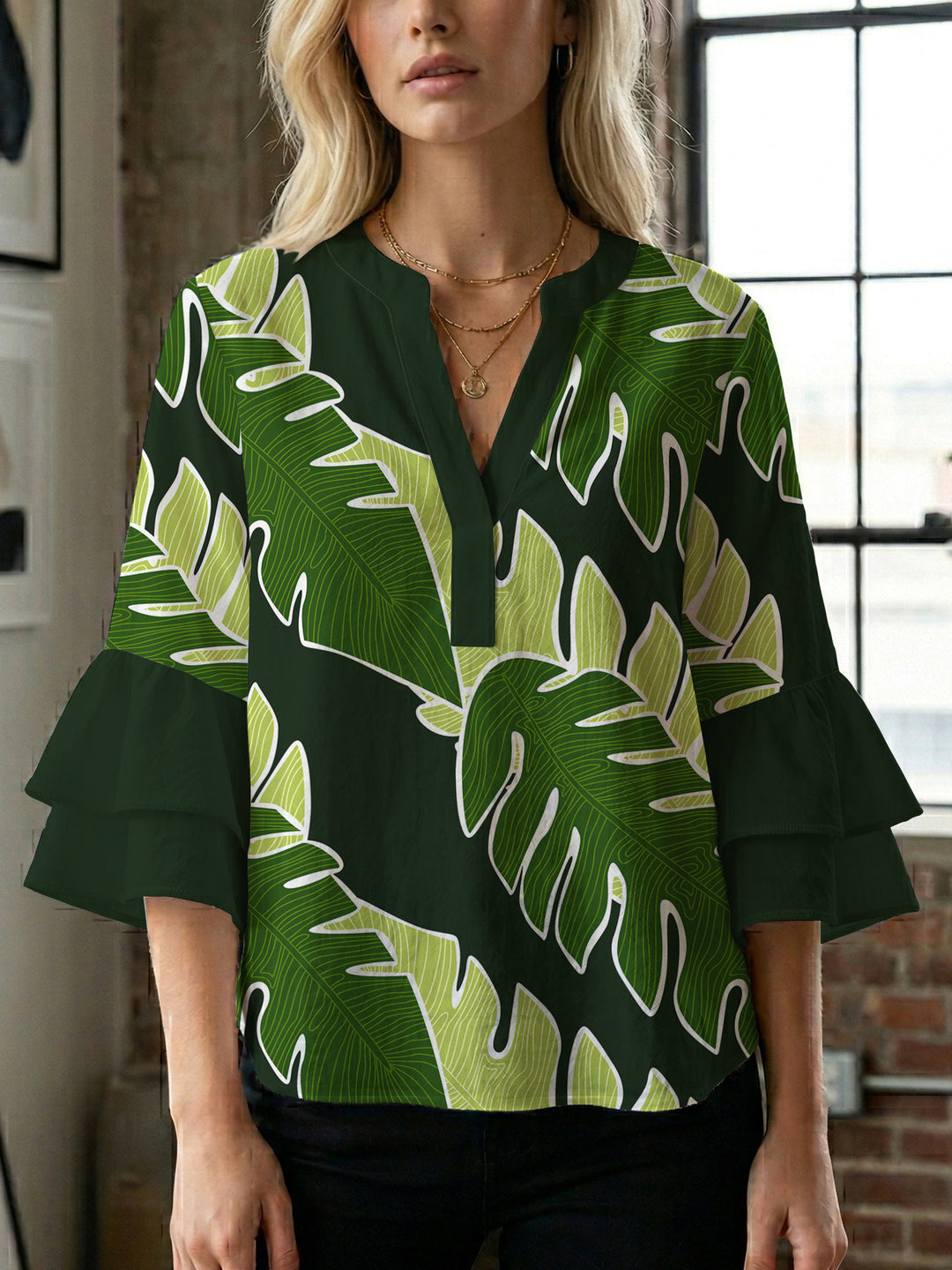 Damblus med voluminösa ryschkarmar och blommigt tryck Mirla-Eva Jonsson