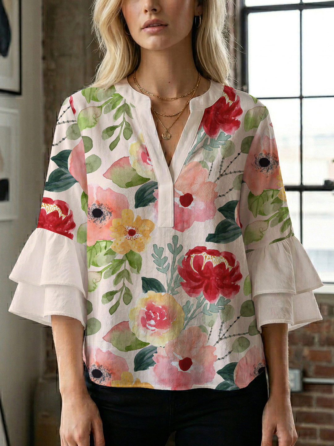 Damblus med voluminösa ryschkarmar och blommigt tryck Mirla-Eva Jonsson