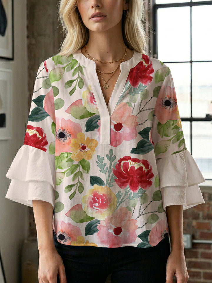 Damblus med voluminösa ryschkarmar och blommigt tryck Mirla-Eva Jonsson