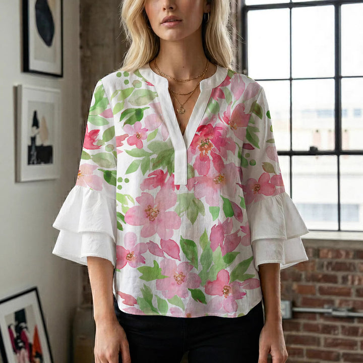 Damblus med voluminösa ryschkarmar och blommigt tryck Mirla-Eva Jonsson
