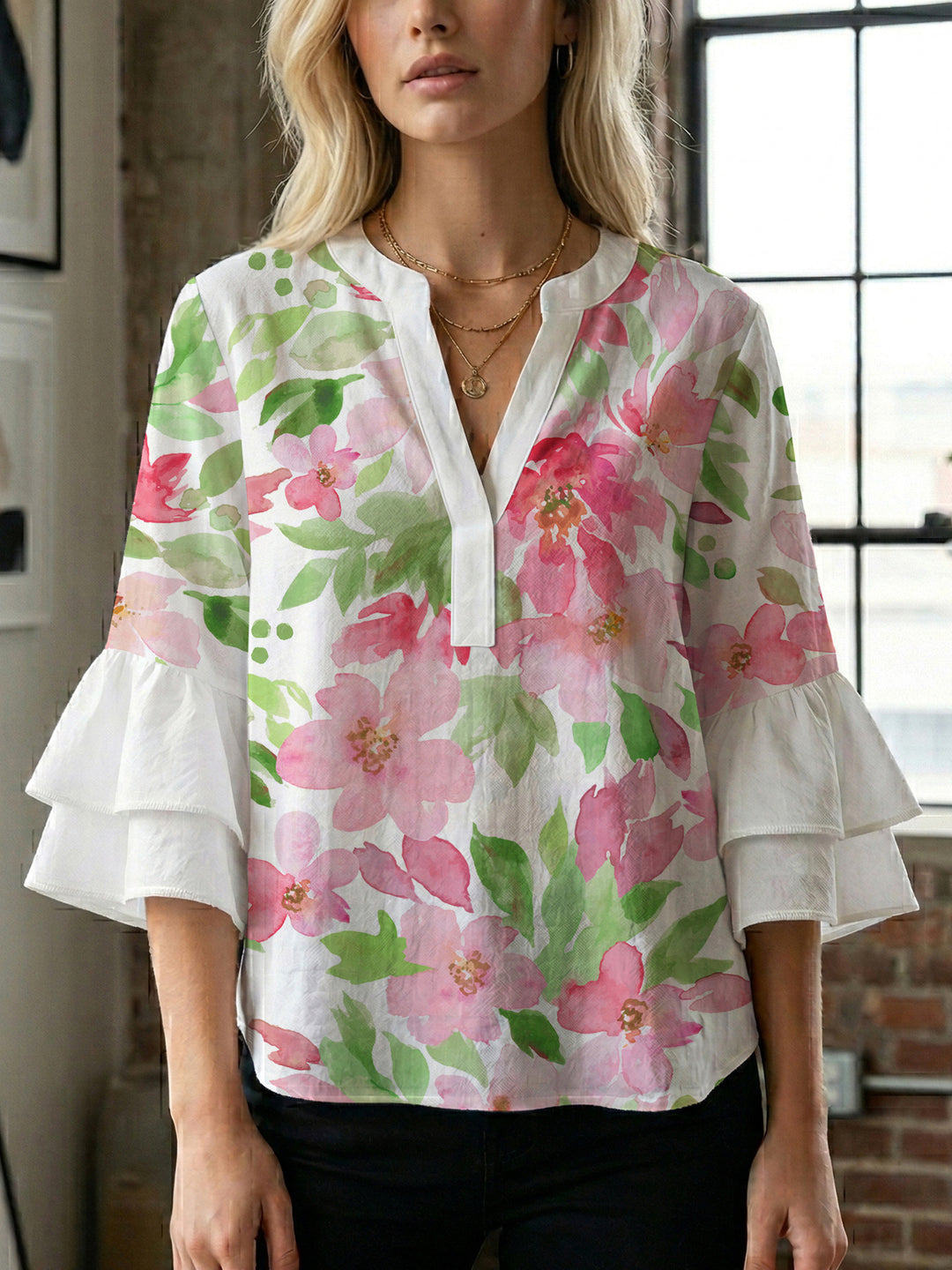 Damblus med voluminösa ryschkarmar och blommigt tryck Mirla-Eva Jonsson