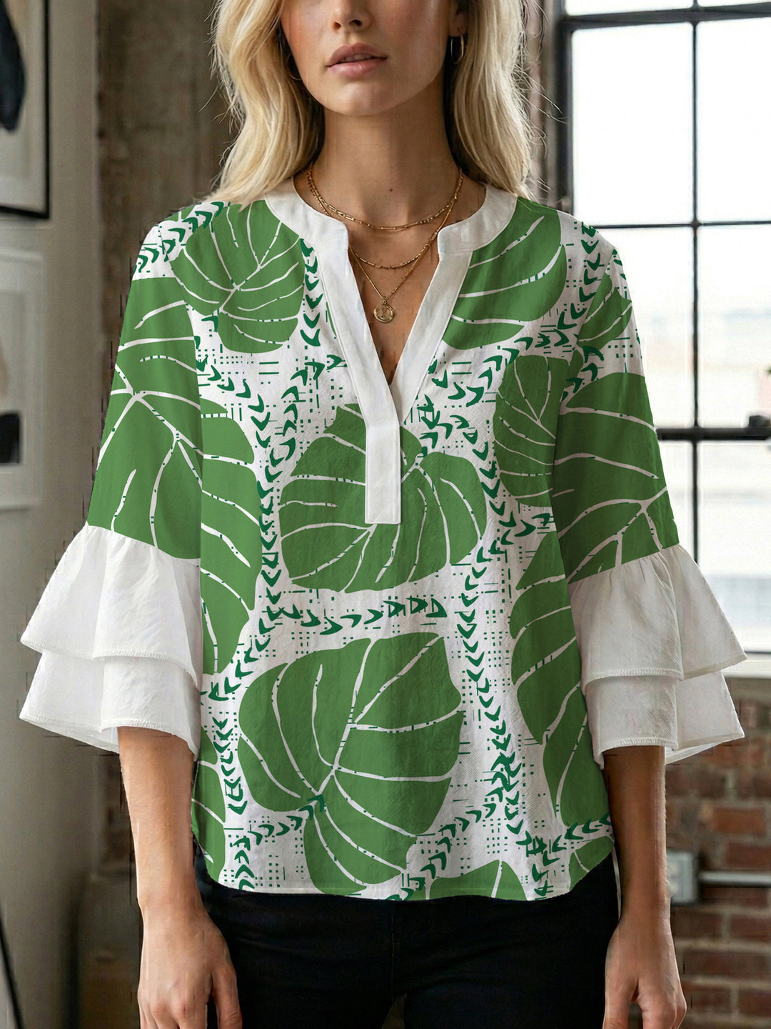 Damblus med voluminösa ryschkarmar och blommigt tryck Mirla-Eva Jonsson