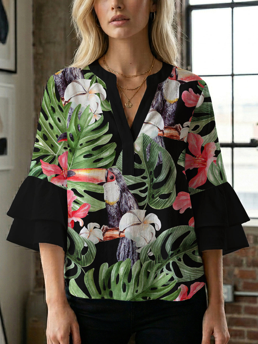 Damblus med voluminösa ryschkarmar och blommigt tryck Mirla-Eva Jonsson