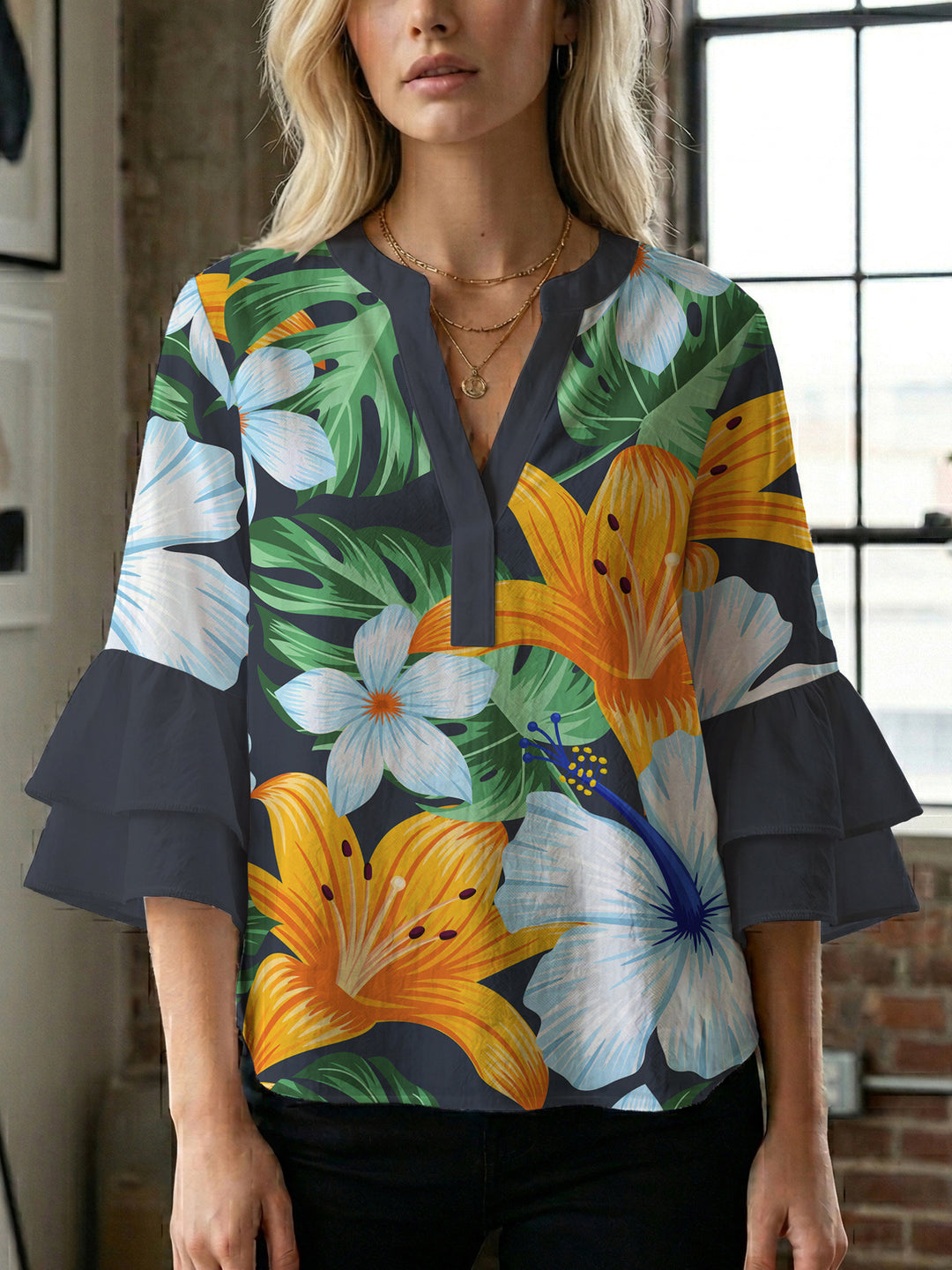 Damblus med voluminösa ryschkarmar och blommigt tryck Mirla-Eva Jonsson