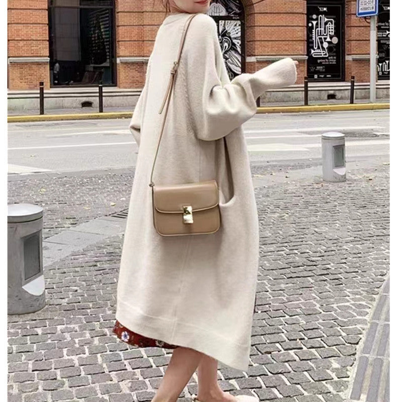 Damd oversized stickad kappa med fickor och avslappnad passform Mirla-Eva Jonsson