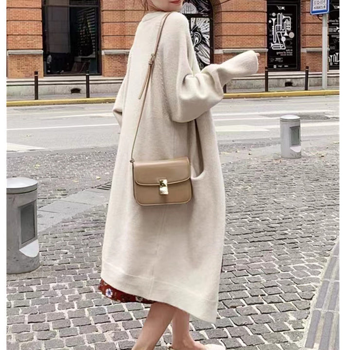Damd oversized stickad kappa med fickor och avslappnad passform Mirla-Eva Jonsson