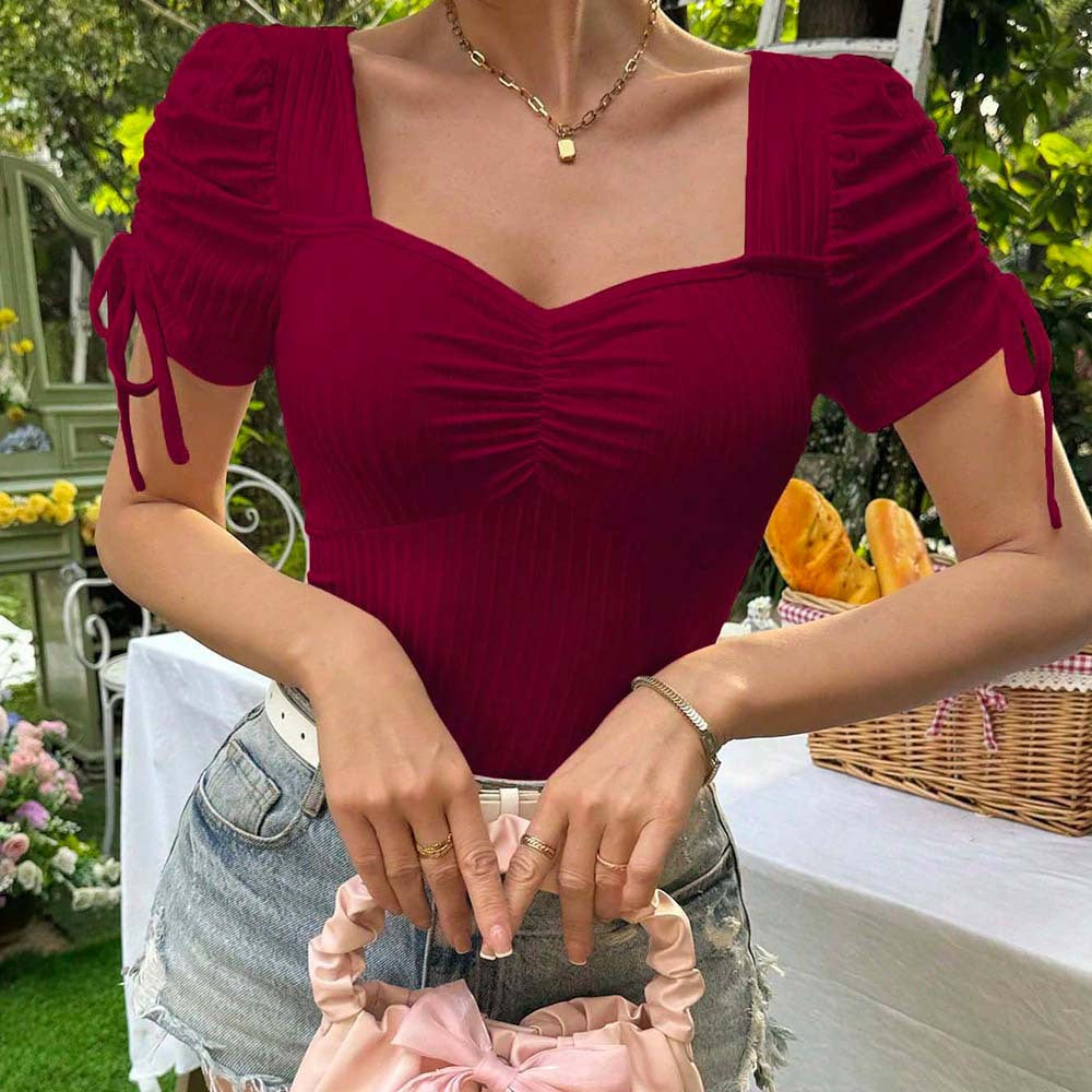 Damdblus med volangdetaljer och elegant rygg Mirla-Eva Jonsson