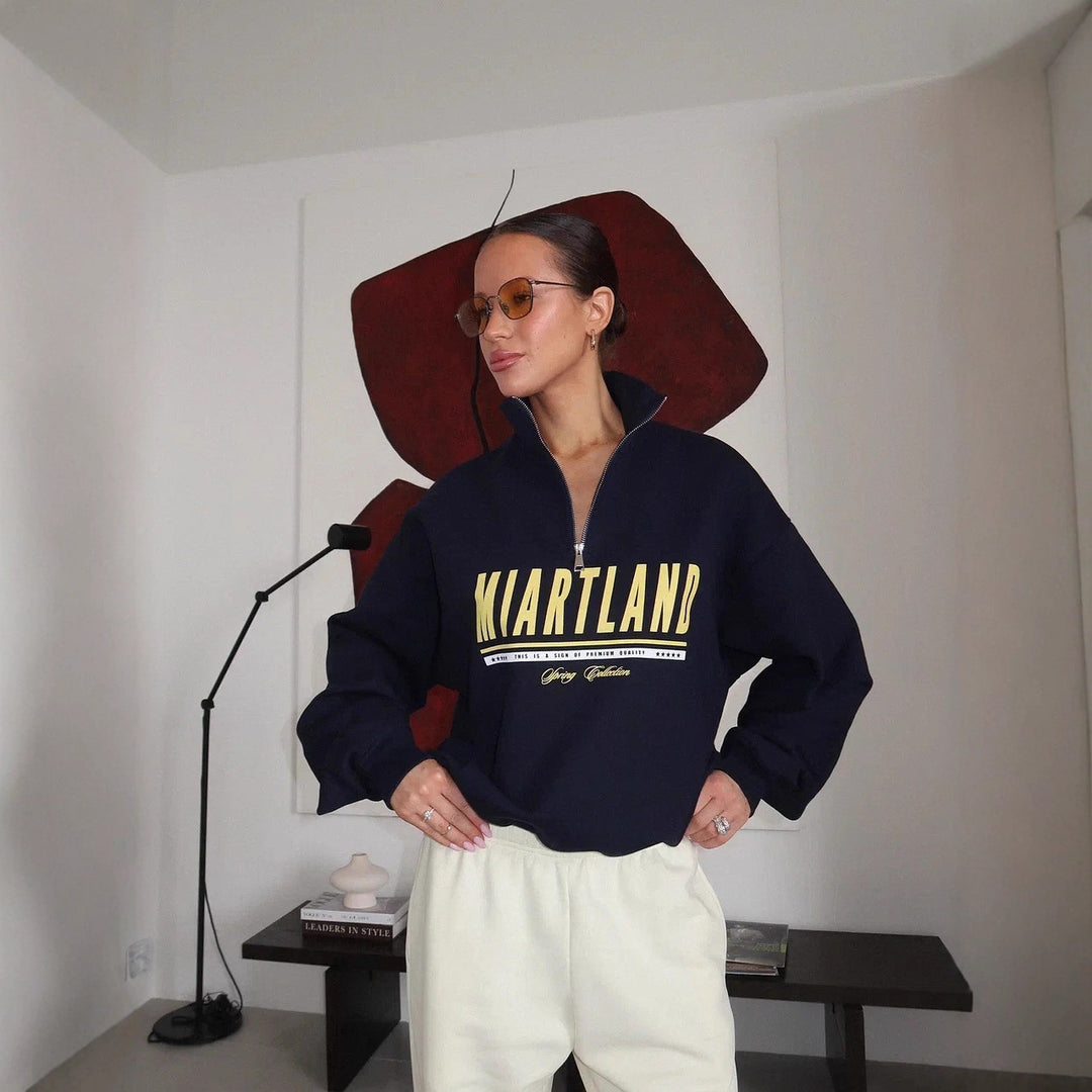 Damdressy sportig dragkedjepullover med oversized skärning och kreativt tryck Mirla-Eva Jonsson