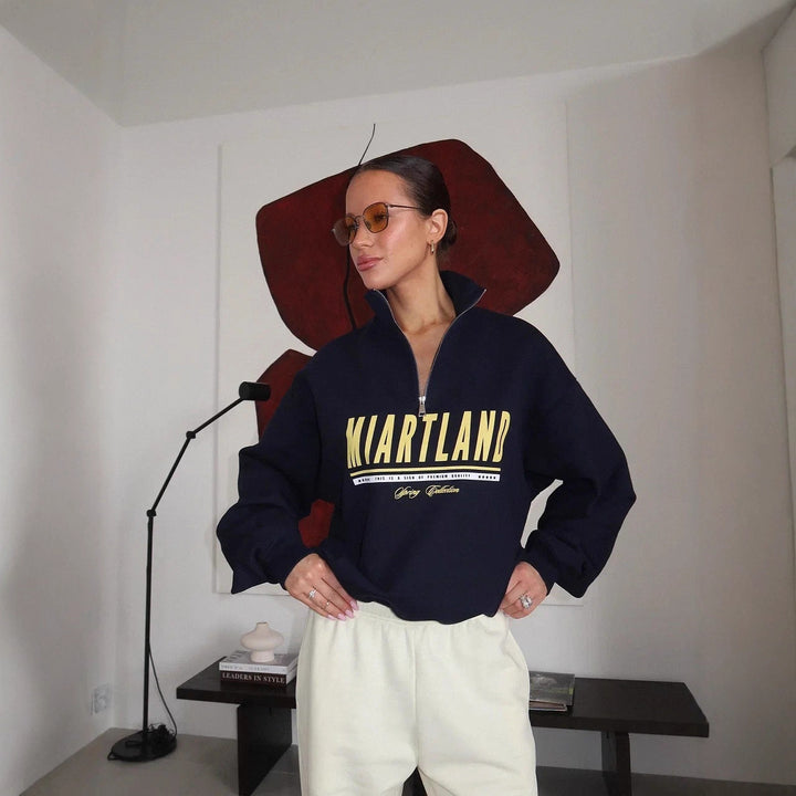 Damdressy sportig dragkedjepullover med oversized skärning och kreativt tryck Mirla-Eva Jonsson