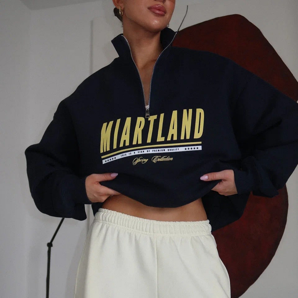 Damdressy sportig dragkedjepullover med oversized skärning och kreativt tryck Mirla-Eva Jonsson