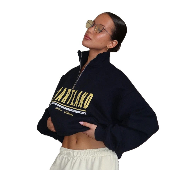 Damdressy sportig dragkedjepullover med oversized skärning och kreativt tryck Mirla-Eva Jonsson