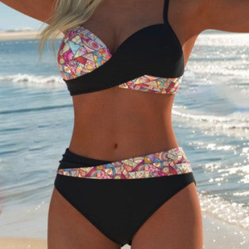 Dame Bandeau-Bikini med höga bikinibyxor och livligt paisleymönster Mirla-Eva Jonsson