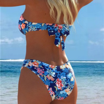 Dame Bikini-set med blommig balconette-top och högskuren trosor Mirla-Eva Jonsson