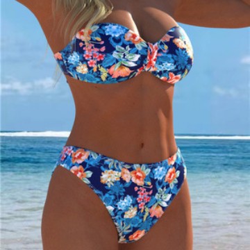 Dame Bikini-set med blommig balconette-top och högskuren trosor Mirla-Eva Jonsson