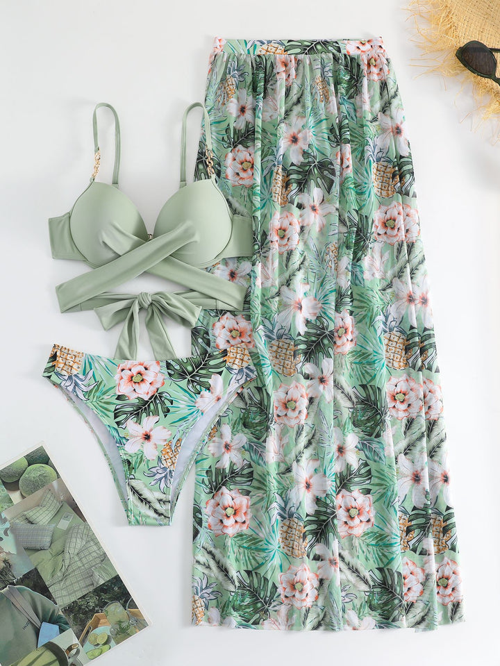 Dame Bikini-set med blommig omslagskjol och moderiktig överdel Mirla-Eva Jonsson
