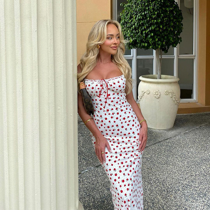 Dame Blommor-Midiklänning med justerbara spagettiaxlar och elegant rynkning Mirla-Eva Jonsson
