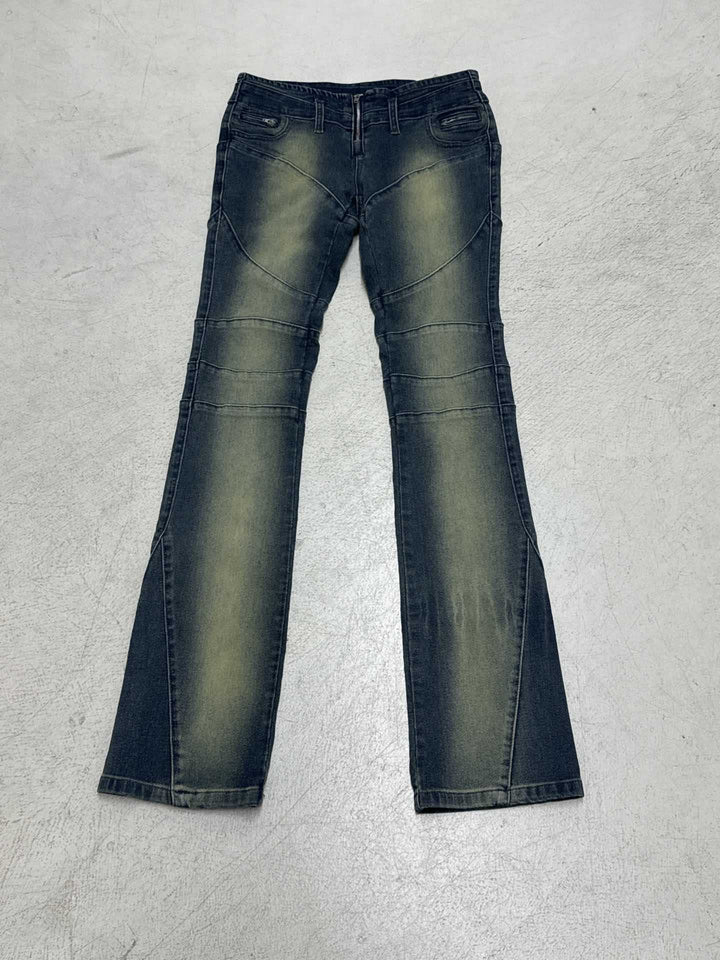 Dame Bootcut Jeans med moderiktig snitt och stiliga slitna detaljer Mirla-Eva Jonsson