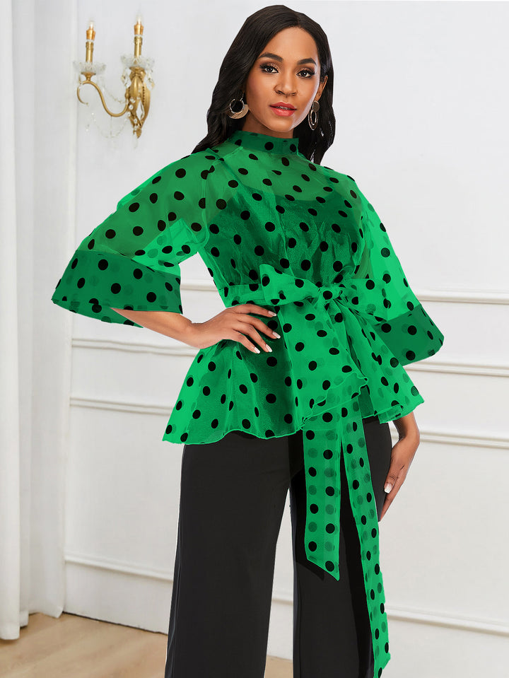 Dame Chiffonblus med prickigt mönster och elegant midjebälte Mirla-Eva Jonsson