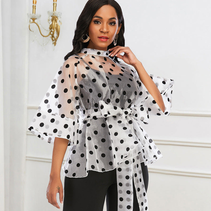Dame Chiffonblus med prickigt mönster och elegant midjebälte Mirla-Eva Jonsson