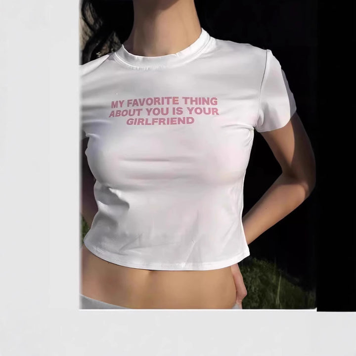 Dame Crop-T-Shirt i urban grafikdesign Mirla-Eva Jonsson
