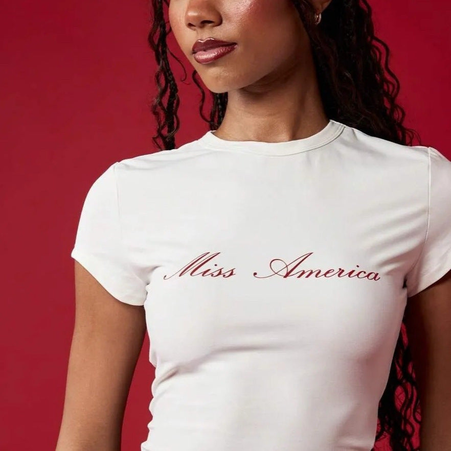 Dame Crop-T-Shirt med elegant text Mirla-Eva Jonsson