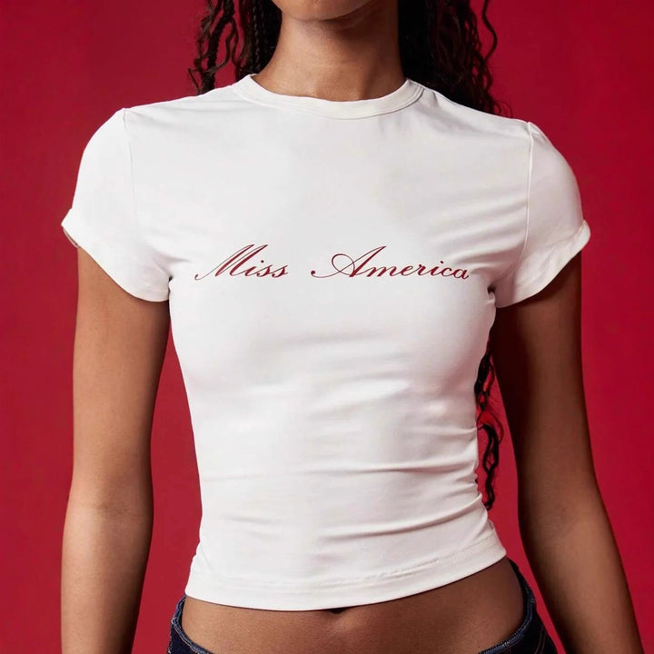 Dame Crop-T-Shirt med elegant text Mirla-Eva Jonsson