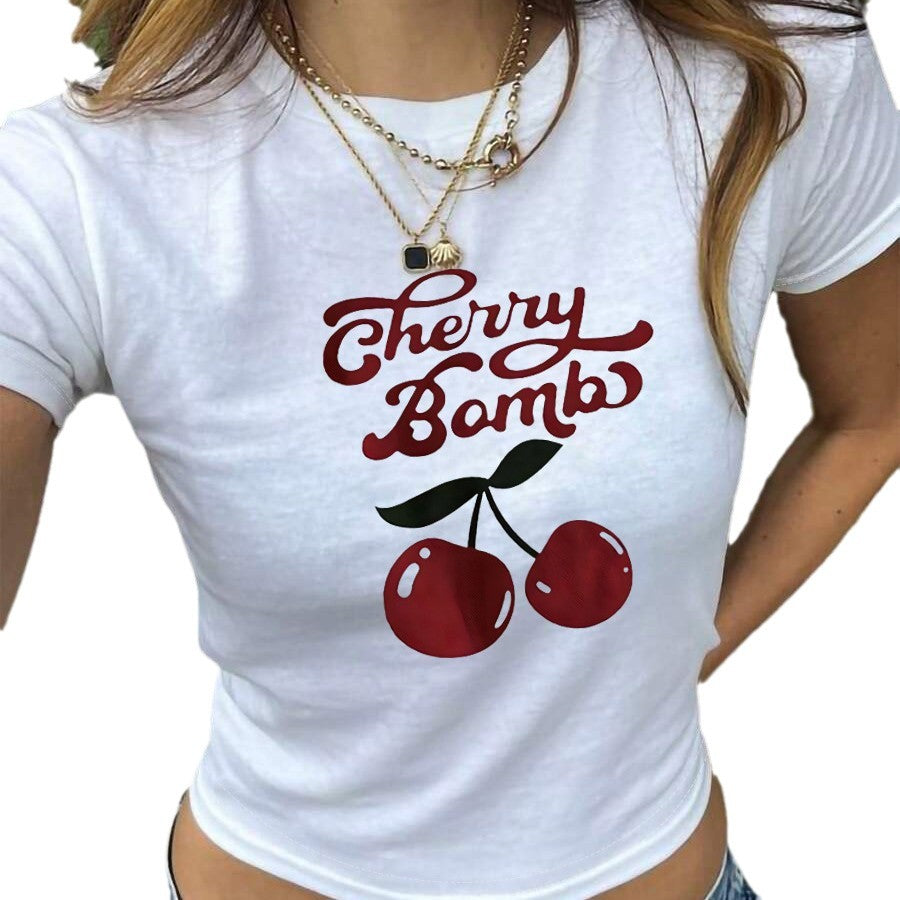 Dame Crop-T-Shirt med glatt körsbärsmotiv och avslappnad passform Mirla-Eva Jonsson