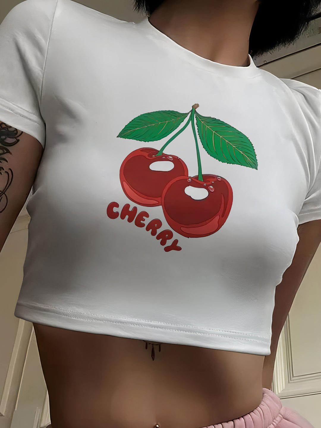 Dame Crop-T-shirt med fruktig körsbärdesign och lös passform Mirla-Eva Jonsson