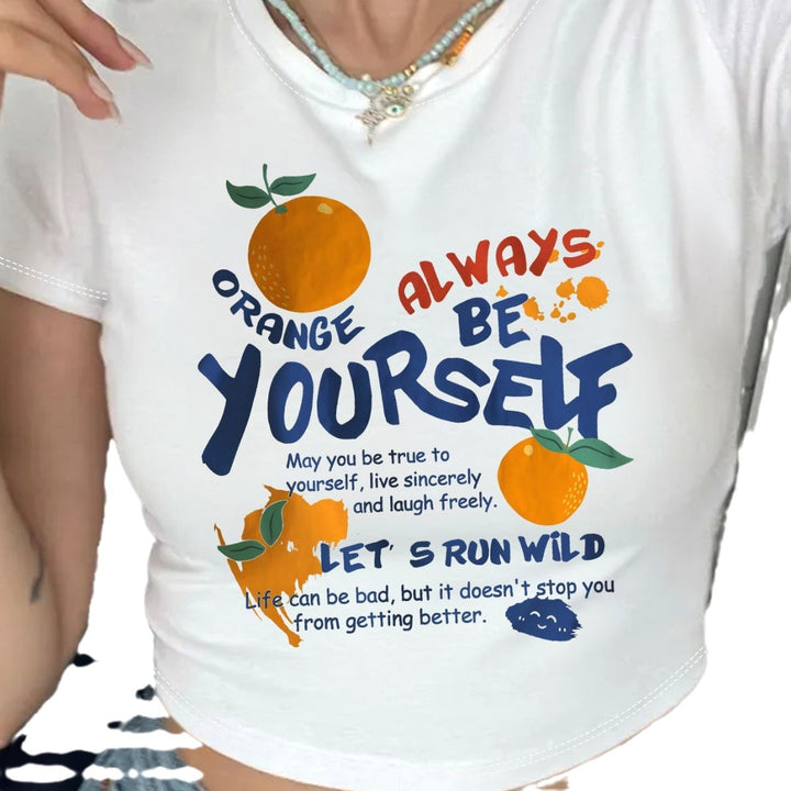 Dame Crop-T-shirt med inspirerande text och glatt fruktmotiv Mirla-Eva Jonsson