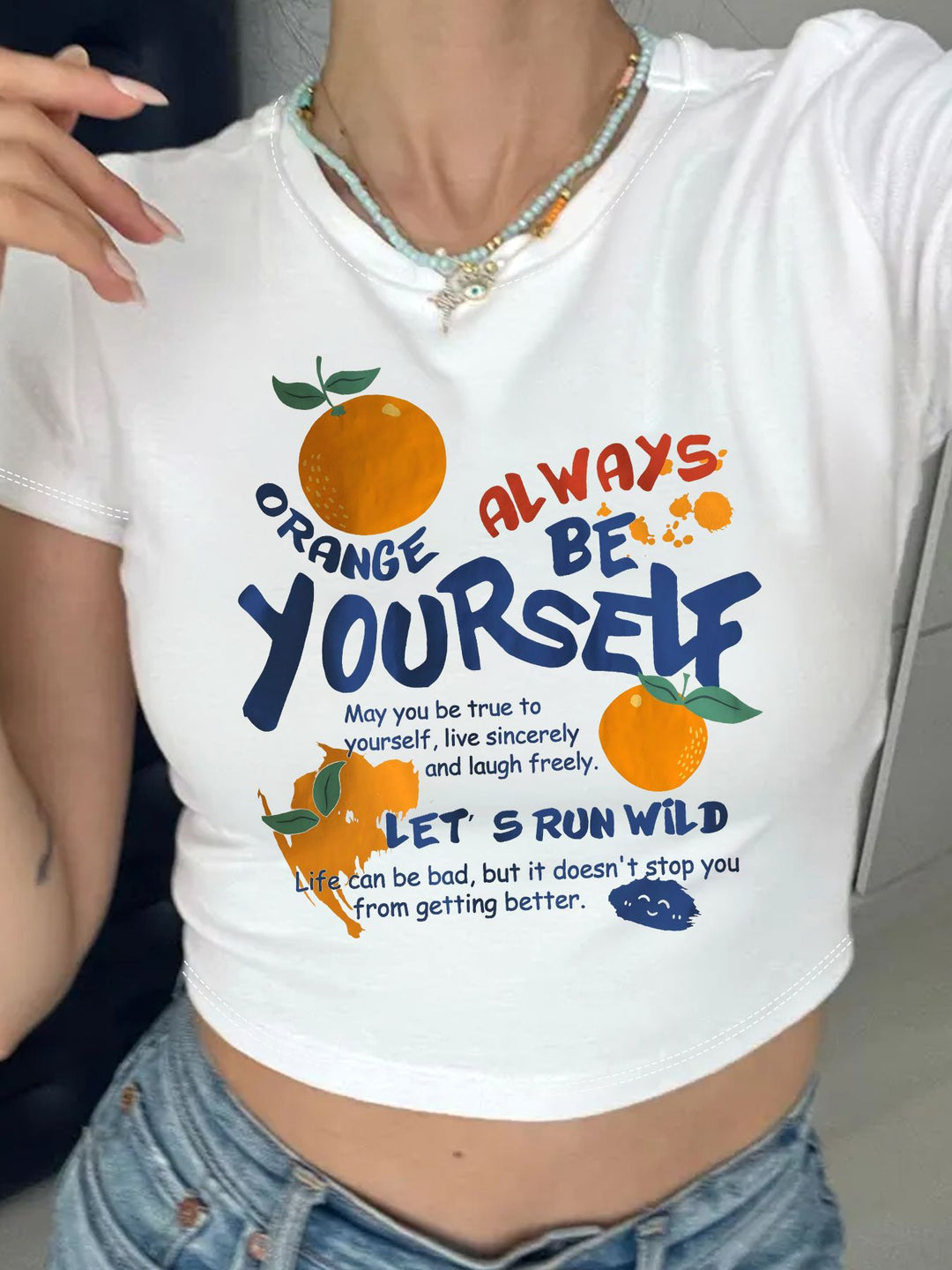 Dame Crop-T-shirt med inspirerande text och glatt fruktmotiv Mirla-Eva Jonsson