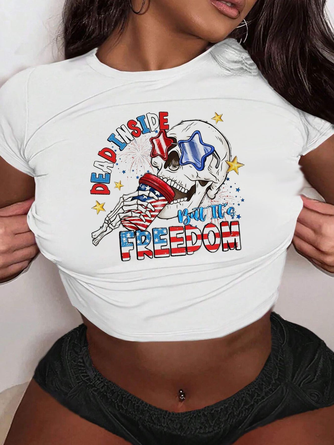 Dame Crop-T-shirt med kreativ läppmotiv och figursydd passform Mirla-Eva Jonsson