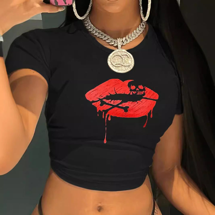 Dame Crop-T-shirt med kreativ läppmotiv och figursydd passform Mirla-Eva Jonsson