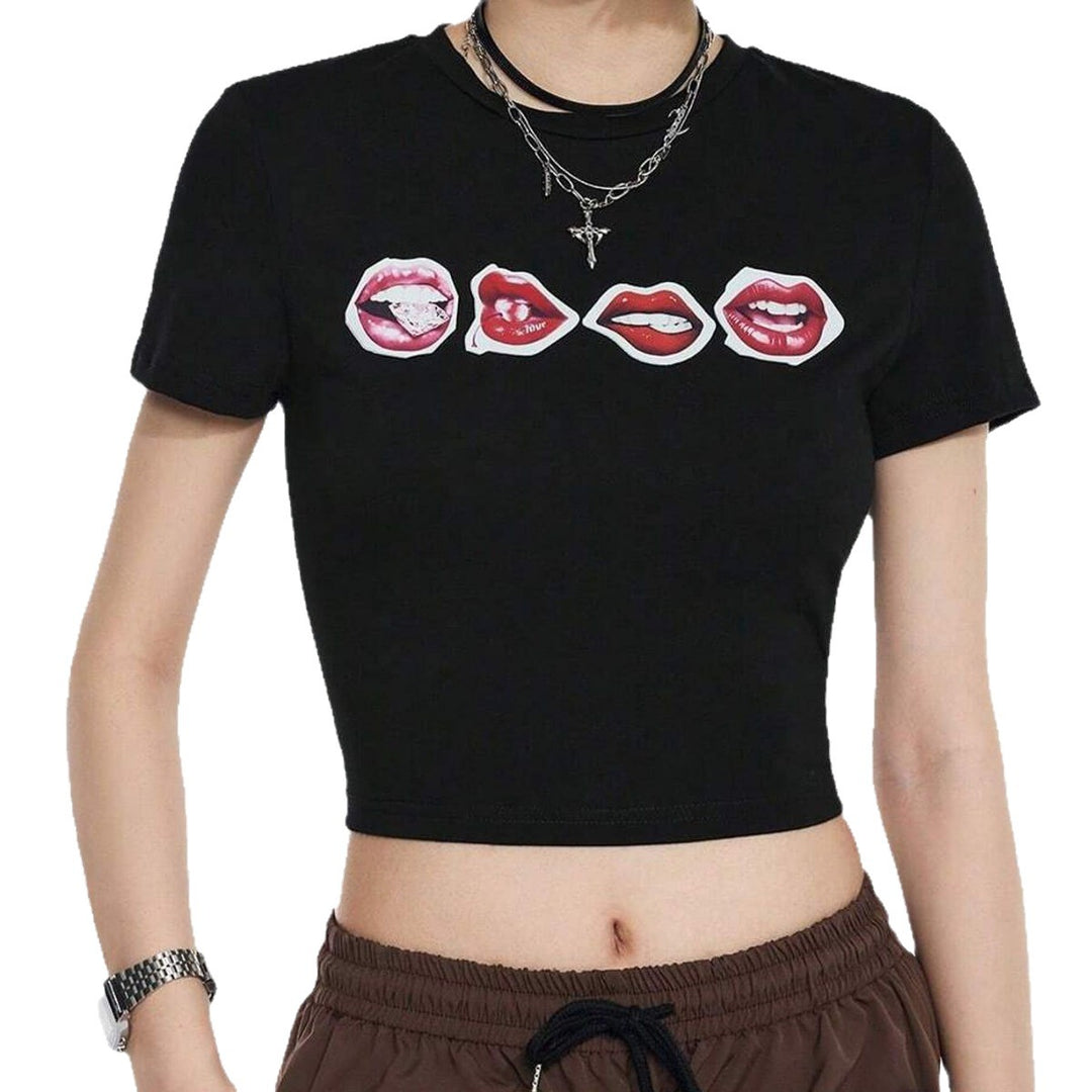 Dame Crop-T-shirt med kreativ läppmotiv och figursydd passform Mirla-Eva Jonsson
