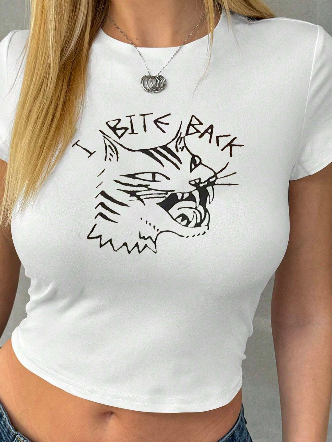 Dame Crop-T-shirt med kreativ läppmotiv och figursydd passform Mirla-Eva Jonsson