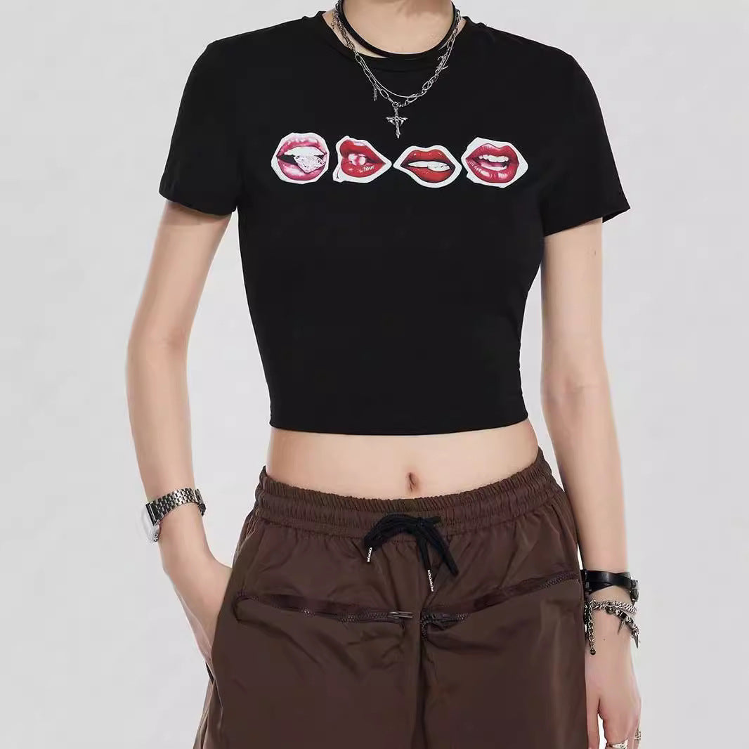 Dame Crop-T-shirt med kreativ läppmotiv och figursydd passform Mirla-Eva Jonsson