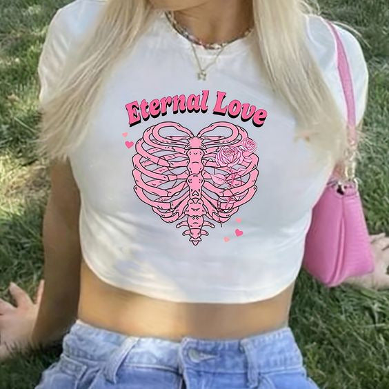 Dame Crop-T-shirt med kreativ nostalgi-tryck och avslappnad skärning Mirla-Eva Jonsson