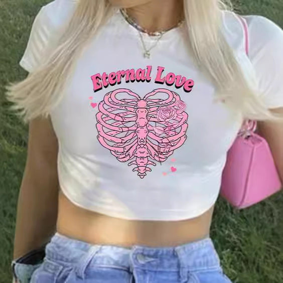 Dame Crop-T-shirt med kreativ nostalgi-tryck och avslappnad skärning Mirla-Eva Jonsson