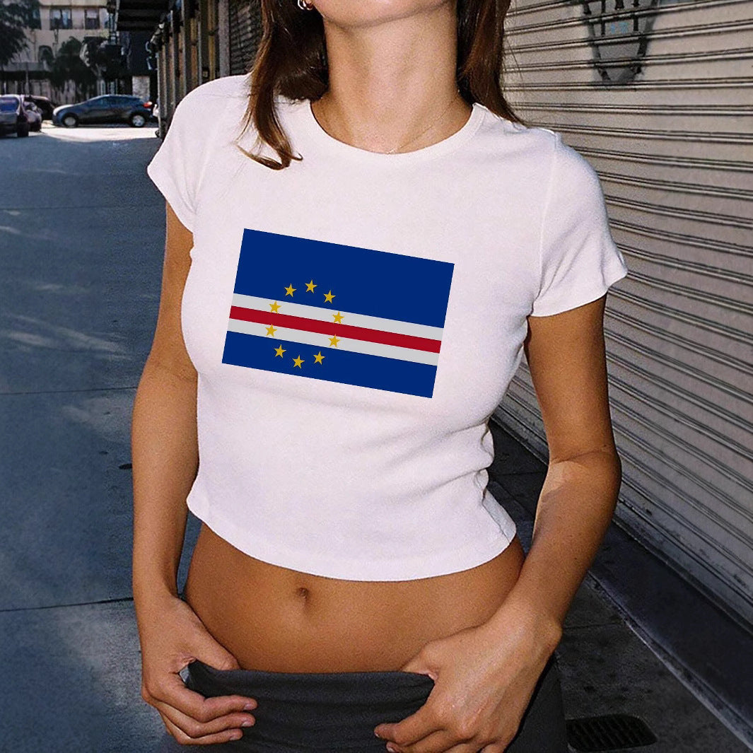 Dame Crop-T-shirt med kreativt landsflaggsdesign Mirla-Eva Jonsson