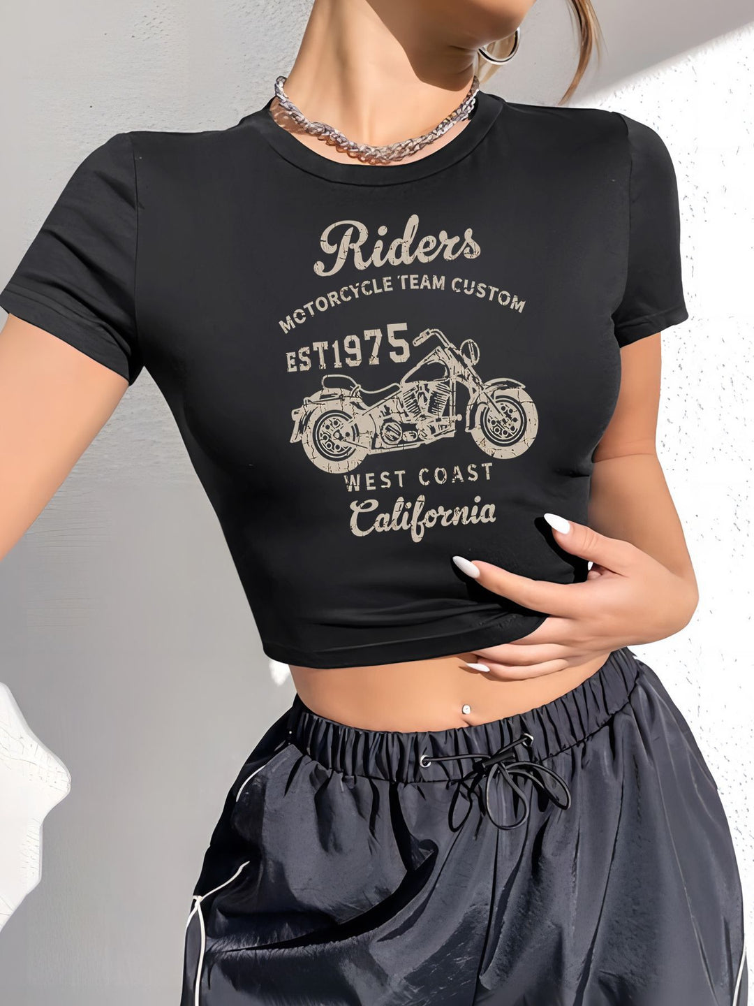 Dame Crop-T-shirt med lekfullt körsbärsmotiv och elegant rosetttryck Mirla-Eva Jonsson