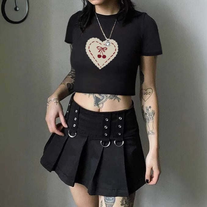 Dame Crop-T-shirt med lekfullt körsbärsmotiv och elegant rosetttryck Mirla-Eva Jonsson