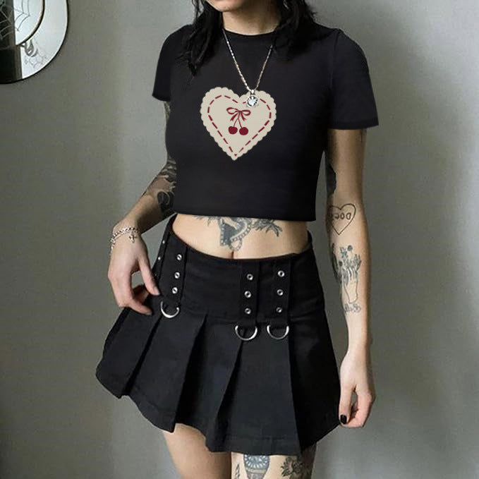 Dame Crop-T-shirt med lekfullt körsbärsmotiv och elegant rosetttryck Mirla-Eva Jonsson