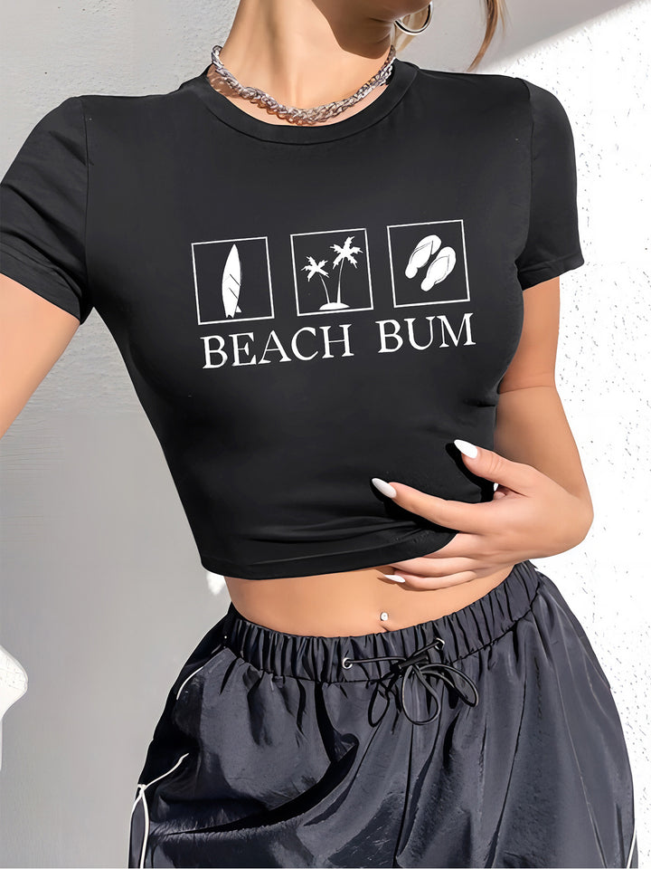 Dame Crop-T-shirt med lekfullt körsbärsmotiv och elegant rosetttryck Mirla-Eva Jonsson