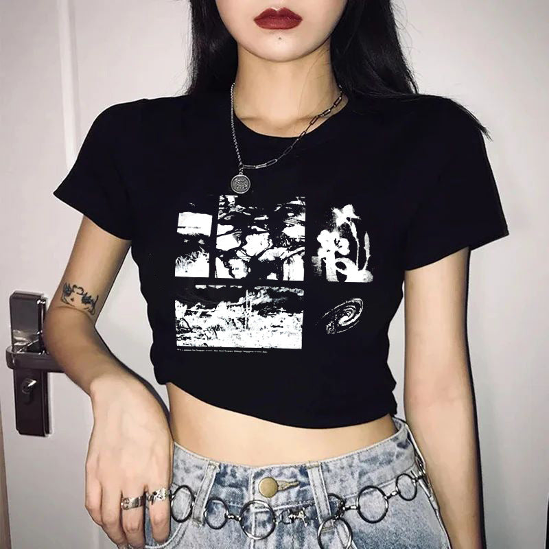 Dame Crop-T-shirt med lekfullt körsbärsmotiv och elegant rosetttryck Mirla-Eva Jonsson