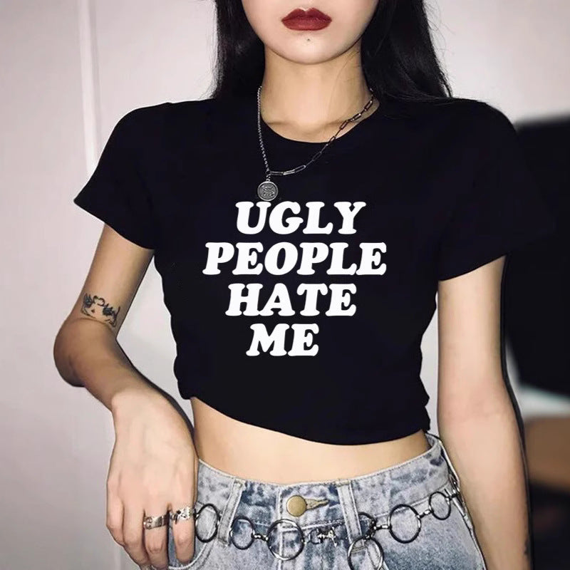 Dame Crop-T-shirt med lekfullt körsbärsmotiv och elegant rosetttryck Mirla-Eva Jonsson