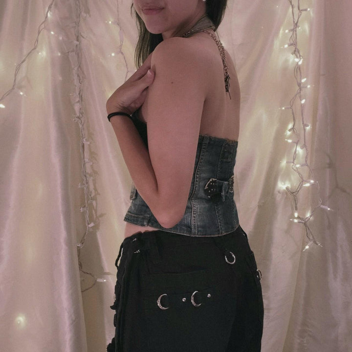Dame Crop-Top av denim med dekorativa knappdetaljer och djup V-ringning Mirla-Eva Jonsson