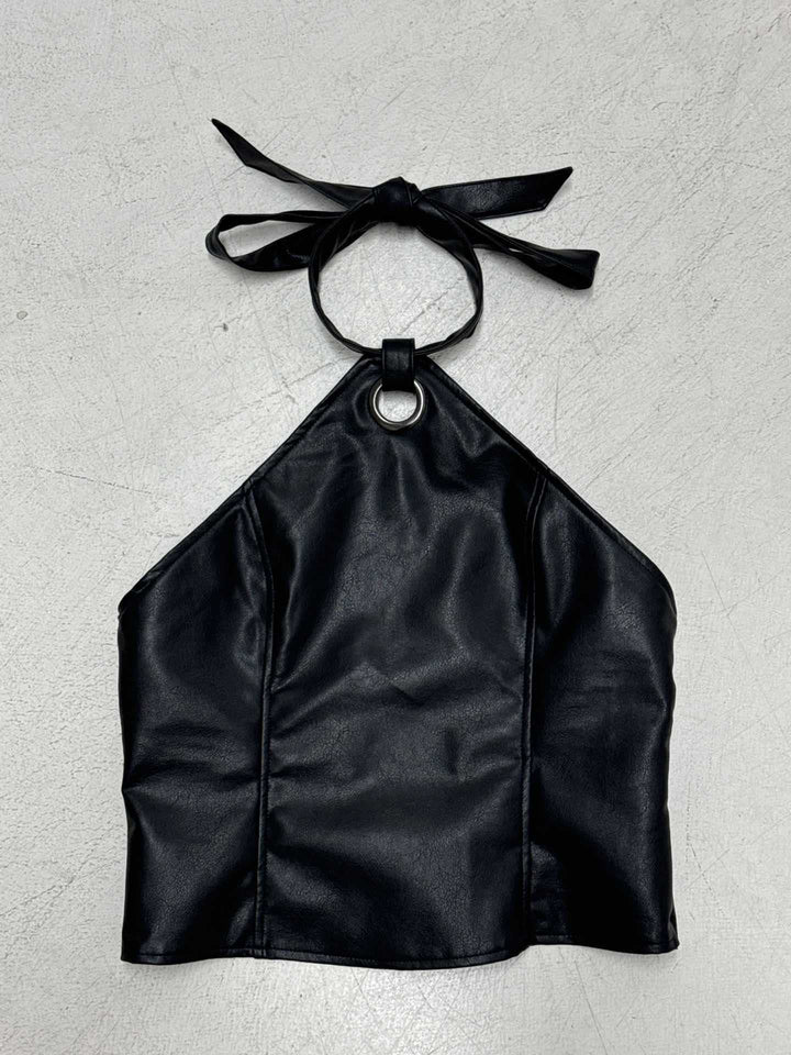 Dame Crop Top i högkvalitativt konstläder med elegant halterdesign Mirla-Eva Jonsson