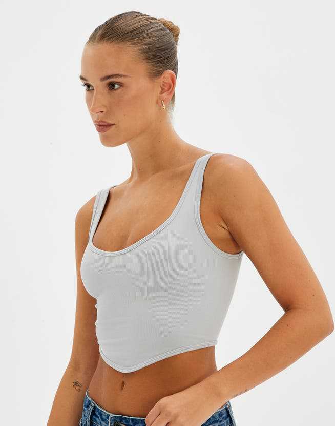 Dame Crop-Top med fin ribbad struktur och djup rundhalsringning Mirla-Eva Jonsson
