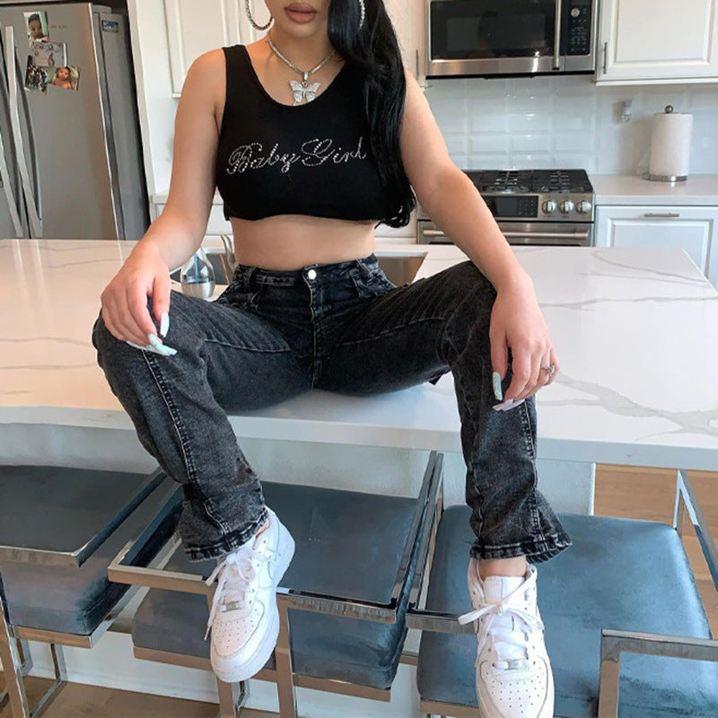 Dame Crop-Top med glittrande text och trendig skärning Mirla-Eva Jonsson