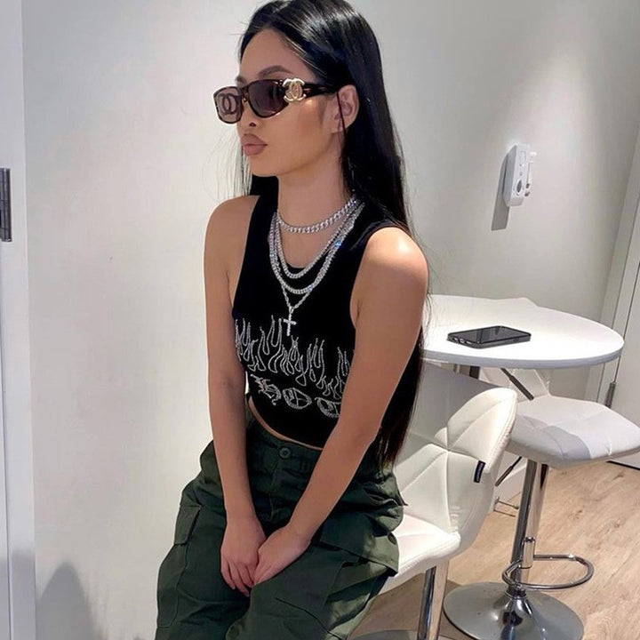 Dame Crop Top med iögonenfallande flamdesign och glänsande accenter Mirla-Eva Jonsson