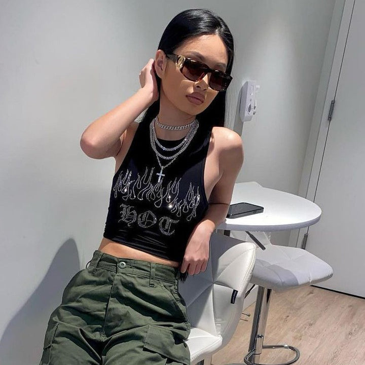 Dame Crop Top med iögonenfallande flamdesign och glänsande accenter Mirla-Eva Jonsson